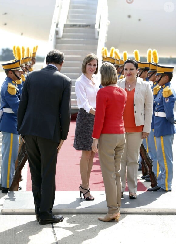 La reine Letizia d'Espagne est arrivée le 25 mai 2015 à la base aérienne José Enrique Soto Cano (Comayagua-Palmerola) au Honduras, accueillie par la première dame Ana Rosalinda Garcia, pour une visite officielle avec Cooperacion Española.