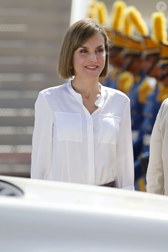 La reine Letizia d'Espagne est arrivée le 25 mai 2015 à la base aérienne José Enrique Soto Cano (Comayagua-Palmerola) au Honduras, accueillie par la première dame Ana Rosalinda Garcia, pour une visite officielle avec Cooperacion Española.