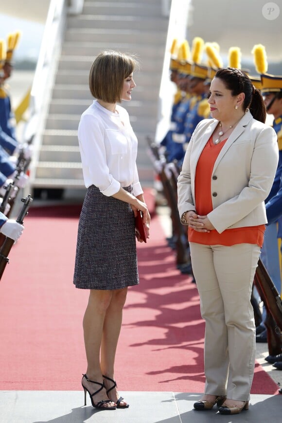 La reine Letizia d'Espagne est arrivée le 25 mai 2015 à la base aérienne José Enrique Soto Cano (Comayagua-Palmerola) au Honduras, accueillie par la première dame Ana Rosalinda Garcia, pour une visite officielle avec Cooperacion Española.