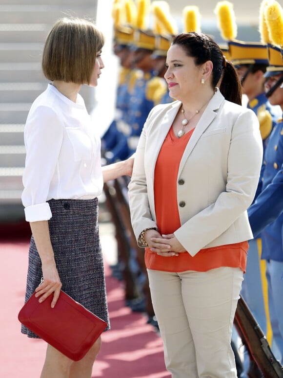 La reine Letizia d'Espagne est arrivée le 25 mai 2015 à la base aérienne José Enrique Soto Cano (Comayagua-Palmerola) au Honduras, accueillie par la première dame Ana Rosalinda Garcia, pour une visite officielle avec Cooperacion Española.