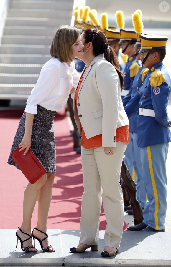 La reine Letizia d'Espagne est arrivée le 25 mai 2015 à la base aérienne José Enrique Soto Cano (Comayagua-Palmerola) au Honduras, accueillie par la première dame Ana Rosalinda Garcia, pour une visite officielle avec Cooperacion Española.