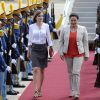 En vidéo, l'arrivée de la reine Letizia d'Espagne le 25 mai 2015 à la base aérienne José Enrique Soto Cano (Comayagua-Palmerola) au Honduras, accueillie par la première dame Ana Rosalinda Garcia, pour une visite officielle avec Cooperacion Española.