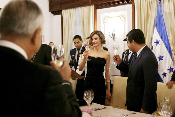 La reine Letizia d'Espagne porte un toast lors d'un dîner de gala avec le président du Honduras Juan Orlando Hernández au palais présidentiel à Tegucigalpa le 26 mai 2015.
