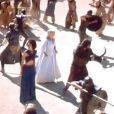 Rosie Mac (en robe blanche au centre) est la doublure d'Emilia Clarke dans la saison 5 de "Game of Thrones", diffusion printemps 2015.