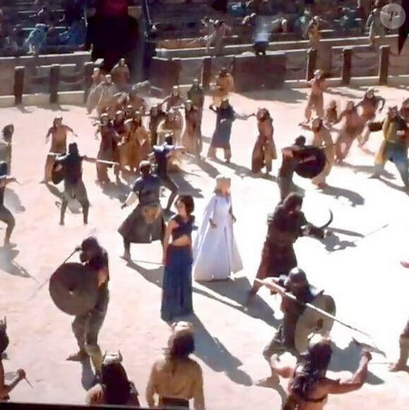Rosie Mac (en robe blanche au centre) est la doublure d'Emilia Clarke dans la saison 5 de "Game of Thrones", diffusion printemps 2015.
