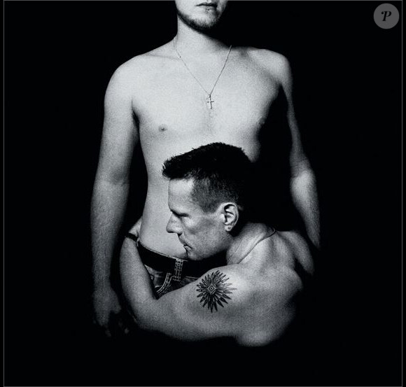 Larry Mullen Junior et son fils Elvis (18 ans) sur la pochette de l'album de U2, Songs of Innocence, sorti en 2014.