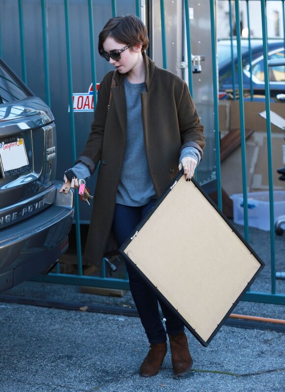Lily Collins fait du shopping chez « Gift Et Al » à West Hollywood, le 15 mai 2015