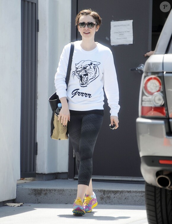 Lily Collins à la sortie de son cours de gym à West Hollywood, le 11 mai 2015.