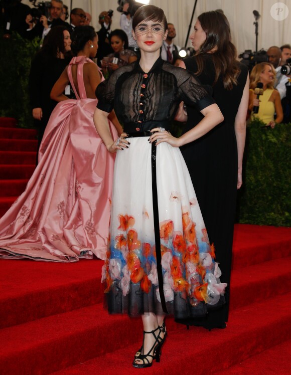Lily Collins - Soirée Costume Institute Gala 2015 (Met Ball) au Metropolitan Museum, célébrant l'ouverture de Chine: à travers le miroir à New York. Le 4 mai 2015.