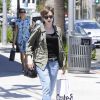 Lily Collins fait du shopping dans les rues de Beverly Hills, le 28 avril 2015