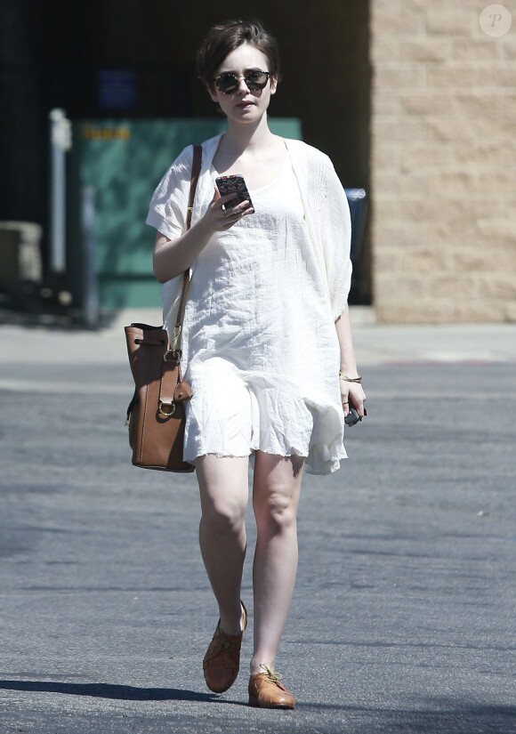 Exclusif - Lily Collins se promène à West Hollywood Los Angeles, le 18 aril 2015