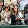 Elsa Zylberstein et Anne Gravoin ont assisté au côté de Jean Gachassin au match de Novak Djokovic lors des Internationaux de France de Roland-Garros à Paris le 28 mai 2015