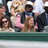 Elsa Zylberstein et Anne Gravoin ont assisté au côté de Jean Gachassin au match de Novak Djokovic lors des Internationaux de France de Roland-Garros à Paris le 28 mai 2015
