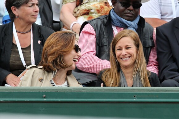Elsa Zylberstein et Anne Gravoin lors des Internationaux de France de Roland-Garros à Paris le 28 mai 2015