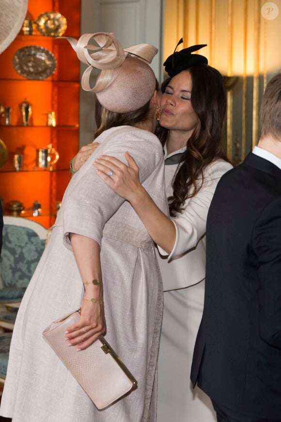 La princesse Madeleine de Suède, enceinte, avec sa belle-soeur Sofia Hellqvist lors de la réception après la cérémonie de publication des bans du mariage du prince Carl Philip à Stockholm le 17 mai 2015.