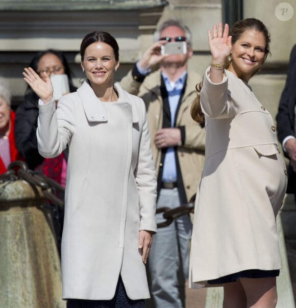 La princesse Madeleine de Suède, enceinte, et Sofia Hellqvist lors de la célébration des 69 ans du roi Carl XVI Gustaf de Suède, le 30 avril 2015 à Stockholm.