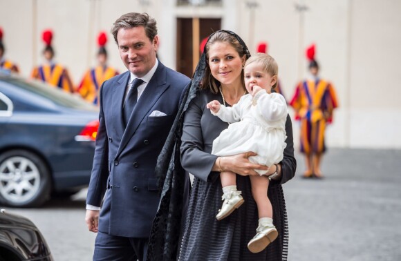 La princesse Madeleine de Suède, son mari Chris O'Neill et leur fille la princesse Leonore en visite au Vatican le 27 avril 2015. La petite famille, après un bref passage en Suède, va s'installer fin 2015 à Londres.