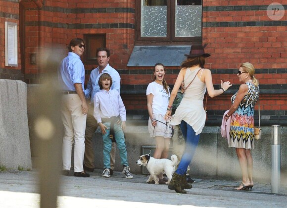 Exclusif - Chris O'Neill, sa mère Eva O'Neill et des proches au pied du Hovstallet, sa résidence à Stockholm avec la princesse Madeleine, au lendemain du baptême de la princesse Leonore, le 9 juin 2014