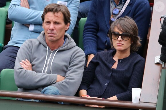 Le journaliste Pascal Humeau et sa compagne la journaliste Amandine Bégot (enceinte) concentrés - People au village des Internationaux de France de tennis de Roland Garros à Paris, le 29 mai 2015 