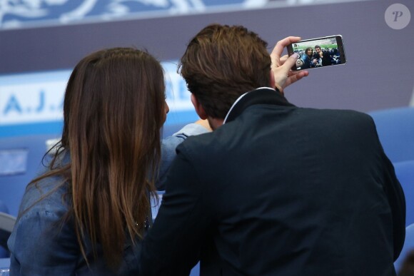 Laury Thilleman et son compagnon Nicolas Tesic au Stade de France le 30 mai 2015 pour la finale de la Coupe de France PSG-Auxerre (1-0).