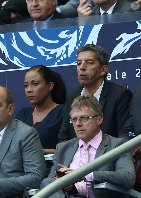 Christine Kelly, Michel Cymes au Stade de France le 30 mai 2015 pour la finale de la Coupe de France PSG-Auxerre (1-0).