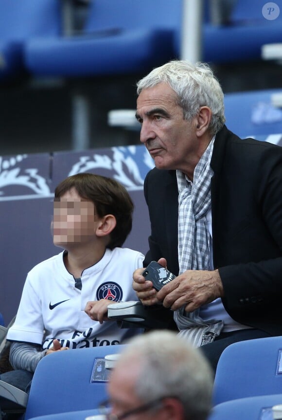 Raymond Domenech et son fils Merlin au Stade de France le 30 mai 2015 pour la finale de la Coupe de France PSG-Auxerre (1-0).