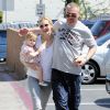 Kelly Rutherford à West Hollywood avec sa fille Helena Grace, et son nouveau compagnon, le 13 mai 2010