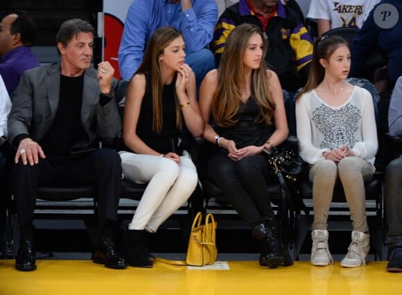 Sylvester Stallone et ses filles Sistine, Sophia et Scarlet lors d'un match de basket des Lakers à Los Angeles, le 7 décembre 2014.