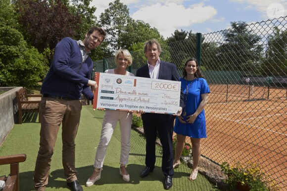 Remise du chèque à l'association Apprentis d'Auteuil, lors du premier jour du 23e Trophée des personnalités Roland Garros, à Paris, le mardi 2 juin 2015.