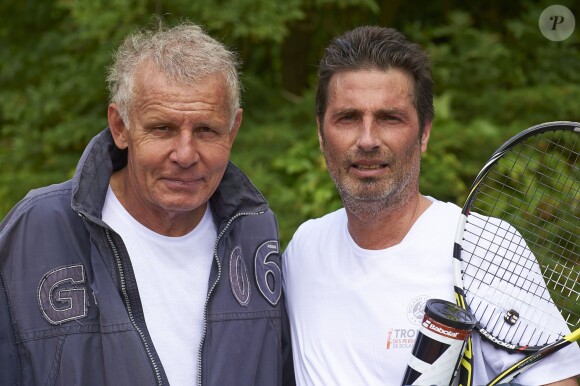 Patrick Poivre d'Arvor et Richard Orlinski lors du premier jour du 23e Trophée des personnalités Roland Garros, à Paris, le mardi 2 juin 2015.
