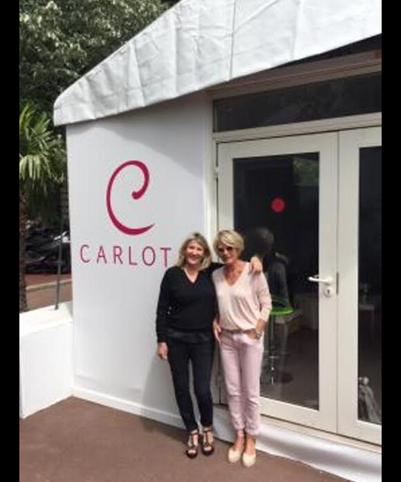 Sophie Davant et Anna (institut Carlota, Paris), lors du premier jour du 23e Trophée des personnalités Roland Garros, à Paris, le mardi 2 juin 2015.
