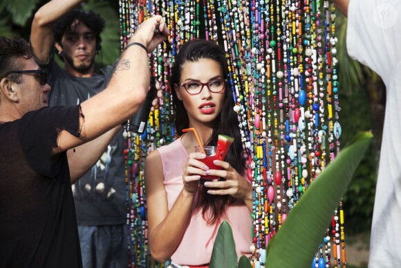 Adriana Lima pose pour la nouvelle campagne "Vogue Eyewear"  à Rio de Janeiro, le 3 juin 2015.