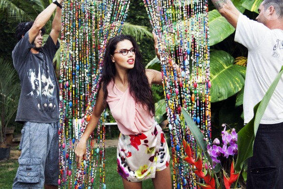 Adriana Lima pose pour la nouvelle campagne "Vogue Eyewear"  à Rio de Janeiro, le 3 juin 2015.