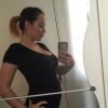Kelly Des Ch'tis fait un selfie et dévoile la première photo de son baby-bump. Mai 2015.