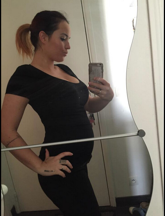 Kelly Des Ch'tis fait un selfie et dévoile la première photo de son baby-bump. Mai 2015.