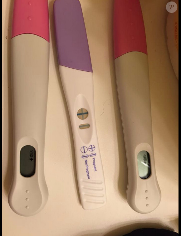 Kelly des Ch'tis dévoile un cliché de son test de grossesse. Mai 2015.