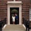 Kate Middleton et le prince William lors de la présentation de leur fille la princesse Charlotte de Cambridge devant la maternité Lindo à Londres le 2 mai 2015. La princesse sera baptisée le 5 juillet en l'église Ste Marie Madeleine à Sandringham.