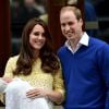 Kate Middleton et le prince William lors de la présentation de leur fille la princesse Charlotte de Cambridge devant la maternité Lindo à Londres le 2 mai 2015. La princesse sera baptisée le 5 juillet en l'église Ste Marie Madeleine à Sandringham.