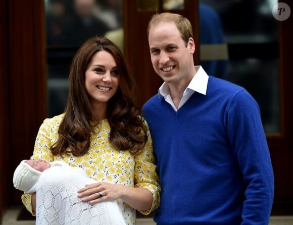 Kate Middleton et le prince William lors de la présentation de leur fille la princesse Charlotte de Cambridge devant la maternité Lindo à Londres le 2 mai 2015. La princesse sera baptisée le 5 juillet en l'église Ste Marie Madeleine à Sandringham.
