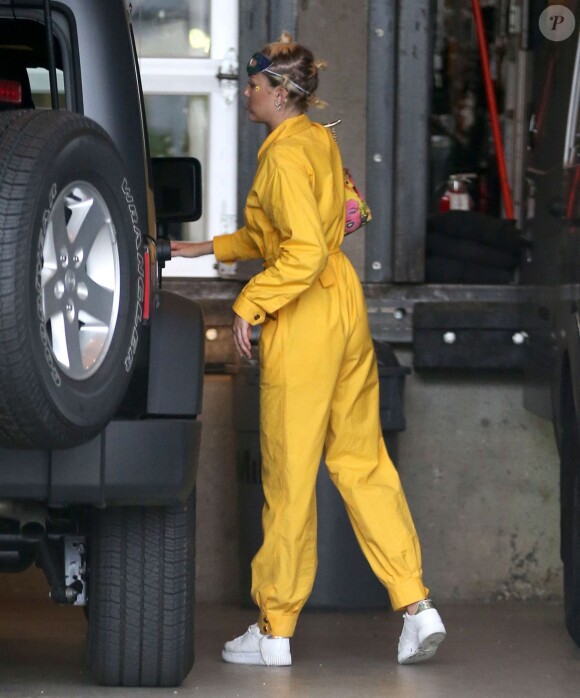 Exclusif - Miley Cyrus, en combinaison pantalon jaune canari, à la sortie des studios Milk à Los Angeles, le 23 mai 2015 