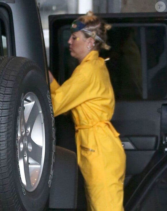 Exclusif - Miley Cyrus, en combinaison pantalon jaune canari, à la sortie des studios Milk à Los Angeles, le 23 mai 2015
