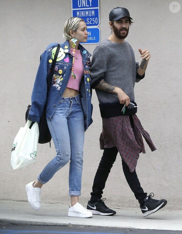 Exclusif - Miley Cyrus a déjeuné avec un ami au Studio City Los Angeles, le 09 mai 2015 