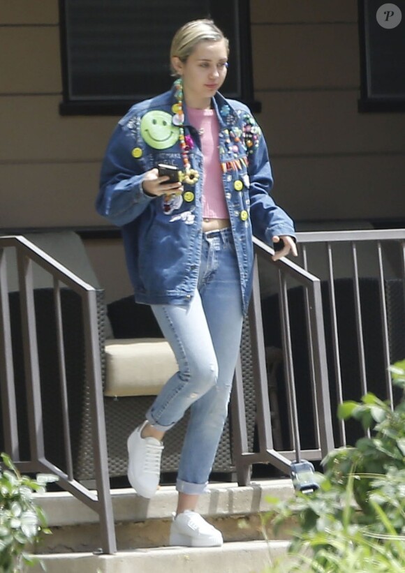 Exclusif - Miley Cyrus a déjeuné avec un ami au Studio City Los Angeles, le 09 mai 2015