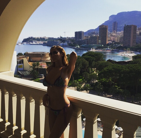 Nabilla sexy en bikini à Monaco. La bombe profite du soleil dans un hôtel qui ressemble étrangement à celui où loge son petit ami Thomas Vergara. Juin 2015.