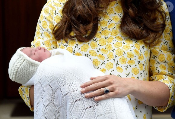 La princesse Charlotte de Cambridge devant l'hôpital St-Mary de Londres le 2 Mai 2015.