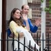 Le prince William, la duchesse de Cambridge, Catherine Kate Middleton, et leur fille, la princesse Charlotte de Cambridge, posent devant l'hôpital St-Mary de Londres où elle a accouché le matin même le 2 Mai 2015.