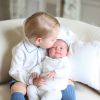 George et Charlotte de Cambridge dans les premiers portraits officiels de la princesse. Les photos ont été prises par Kate Middleton à la mi-mai à Anmer Hall dans le Norfolk.