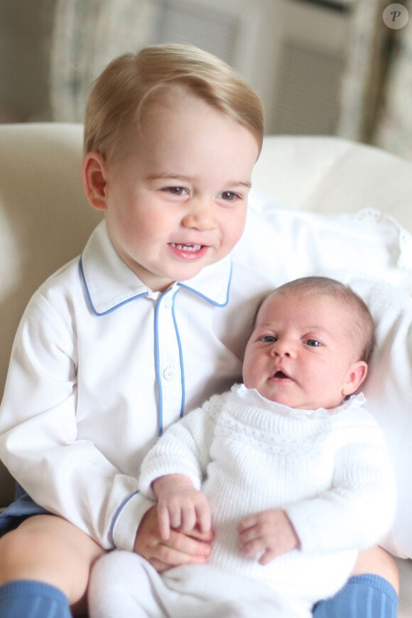 George et Charlotte de Cambridge réunis pour les premiers portraits officiels de la princesse, révélées par le Palais de Kensington le 7 juin 2015.