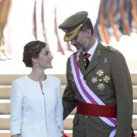Letizia, sublime en blanc, et Felipe d'Espagne : Recueillement et hommages