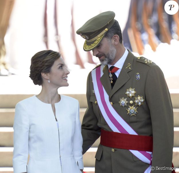 Le roi Felipe et la reine Letizia d'Espagne lors des célébrations des Forces Armées sur la place de la Lealtad à Madrid, le 6 juin 2015.
